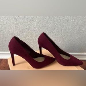 Suede burgundy pumps